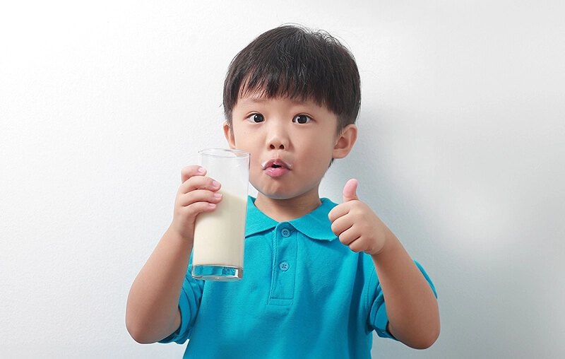 BÉ MẤY TUỔI ĐƯỢC UỐNG SỮA TƯƠI THÌ AN TOÀN VÀ TỐT NHẤT CHO SỨC KHỎE?